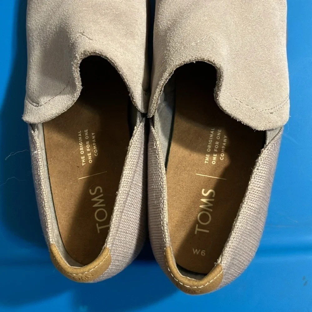 Tom’s women’s low heeled slip on vegan shoe size 6
